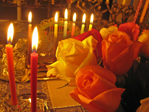 Romantic%20Candles%20&%20Roses Candles A prerequisite for a romantic wedding night